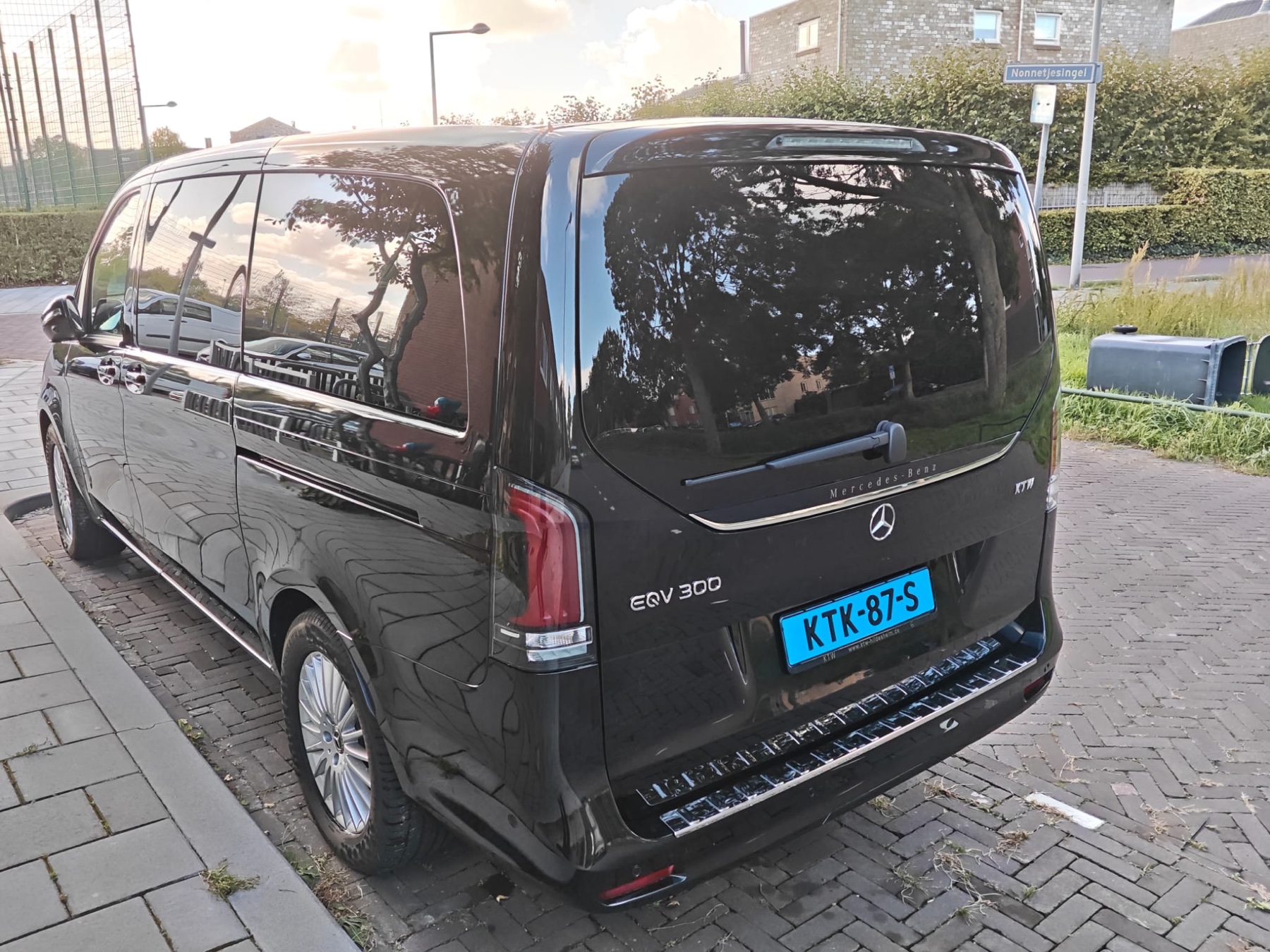 الواجهة الخلفية لسيارة مرسيدس بنز EQV التابعة لـ Leidschenveen 1 Taxi